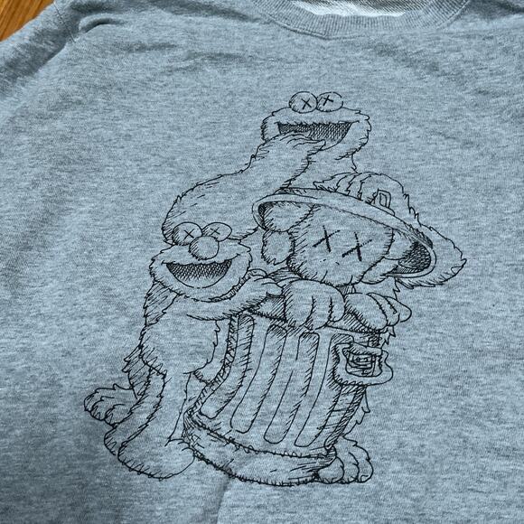 Uniqlo x Kaws Sesame Street Sweatshirt Mens Medium Gray Graphic Print Pullover - Picture 3 of 10